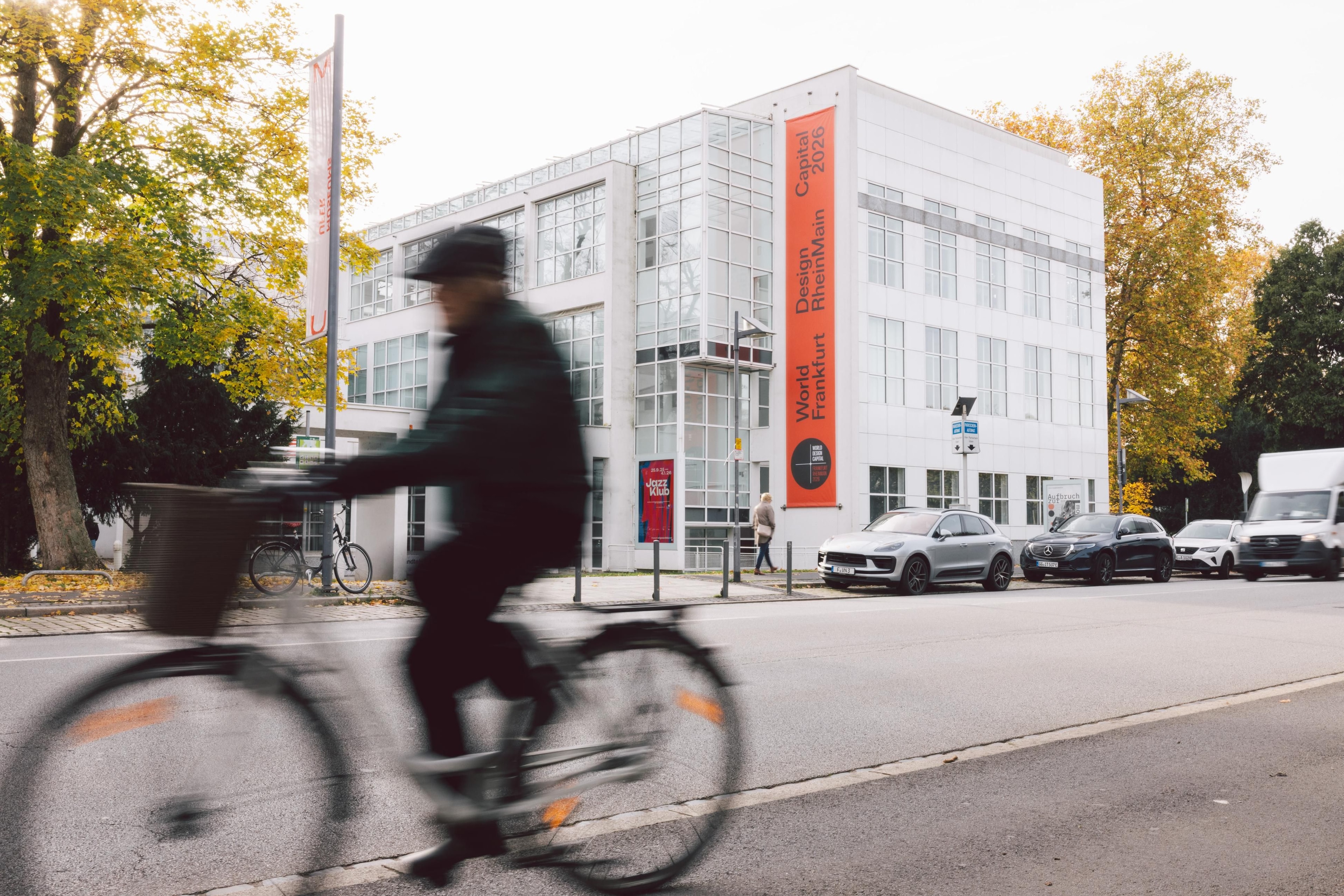 Am Museum Angewandte Kunst hängt ein Banner von WDC 2026.