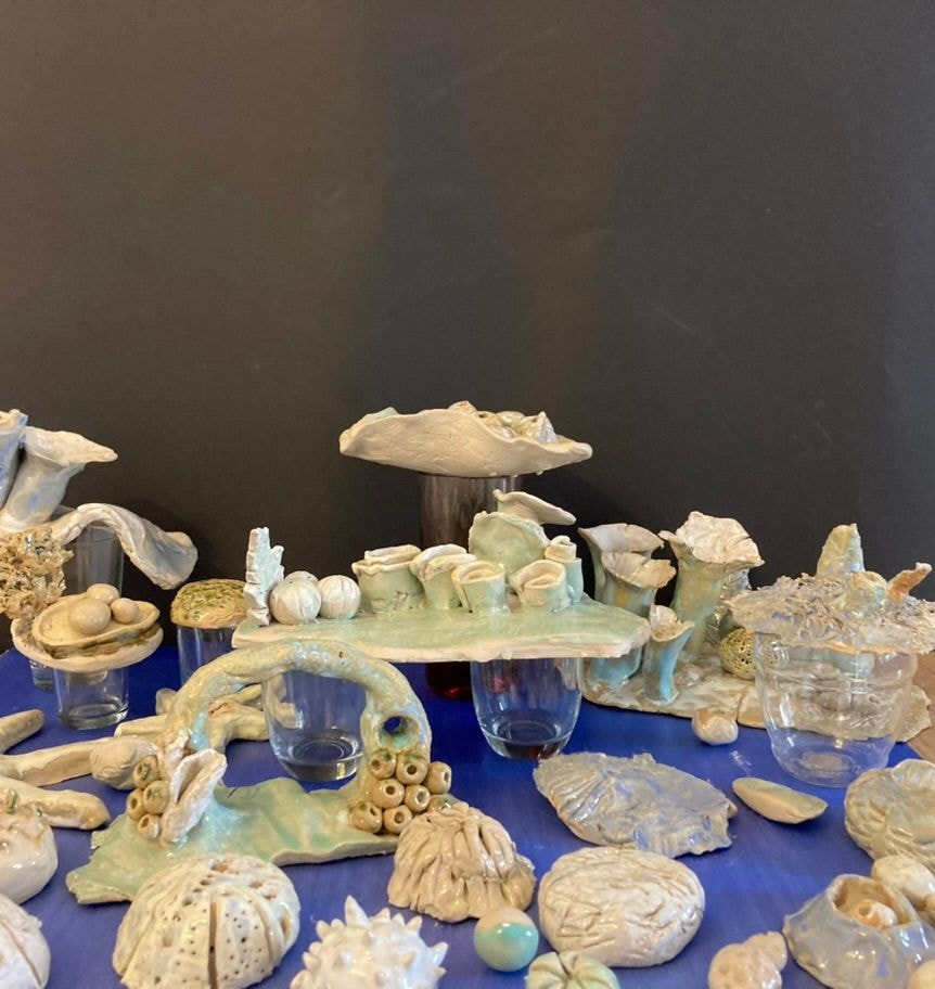 Kunst Skulpturen liegen auf einem Tisch 