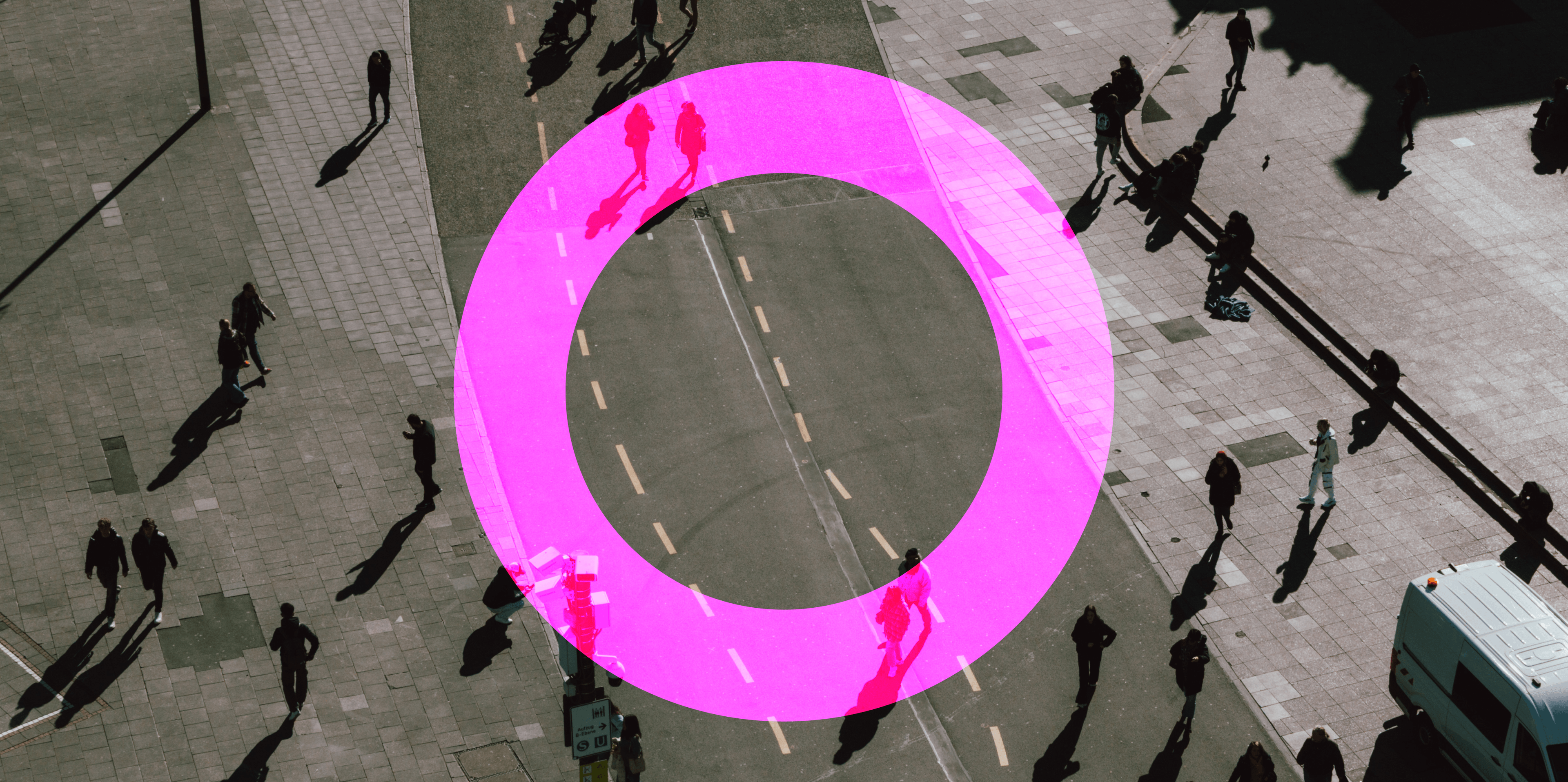 Ein rosa Kreis auf einer schwarzweißen Straßenszene