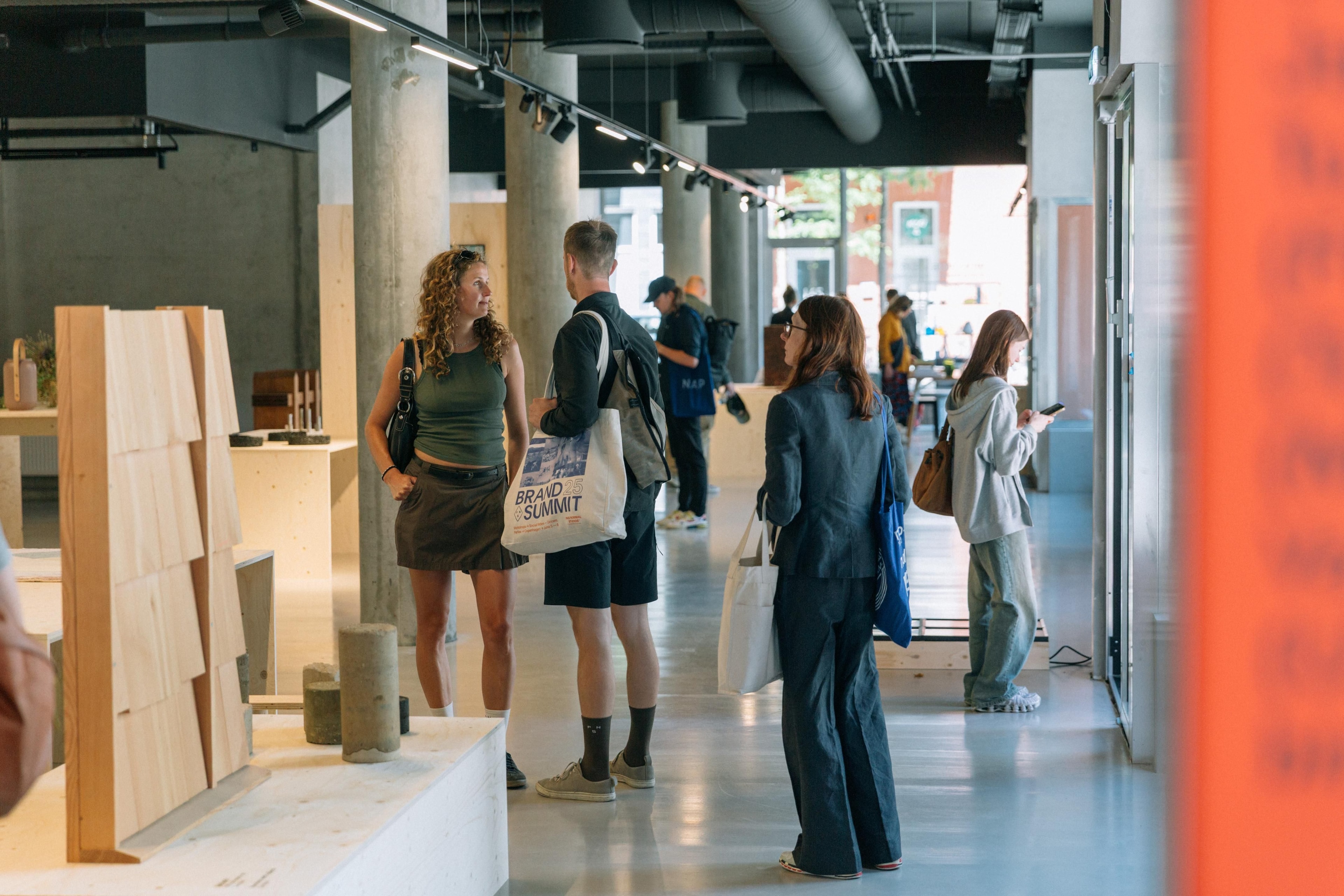 Menschen bei der Ausstellung Shifting objects, shifting values in Kopenhagen bei 3 Days of Design