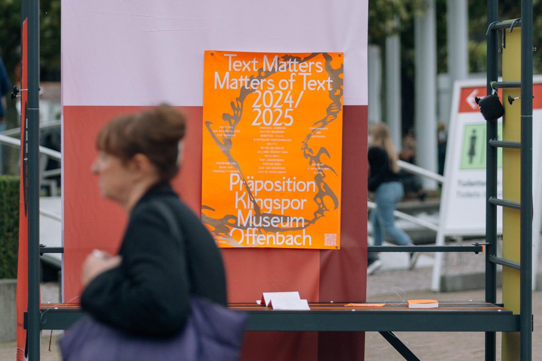Ein Plakat von Text matters hängt am WDC Stand auf der Frankfurter Buchmesse 