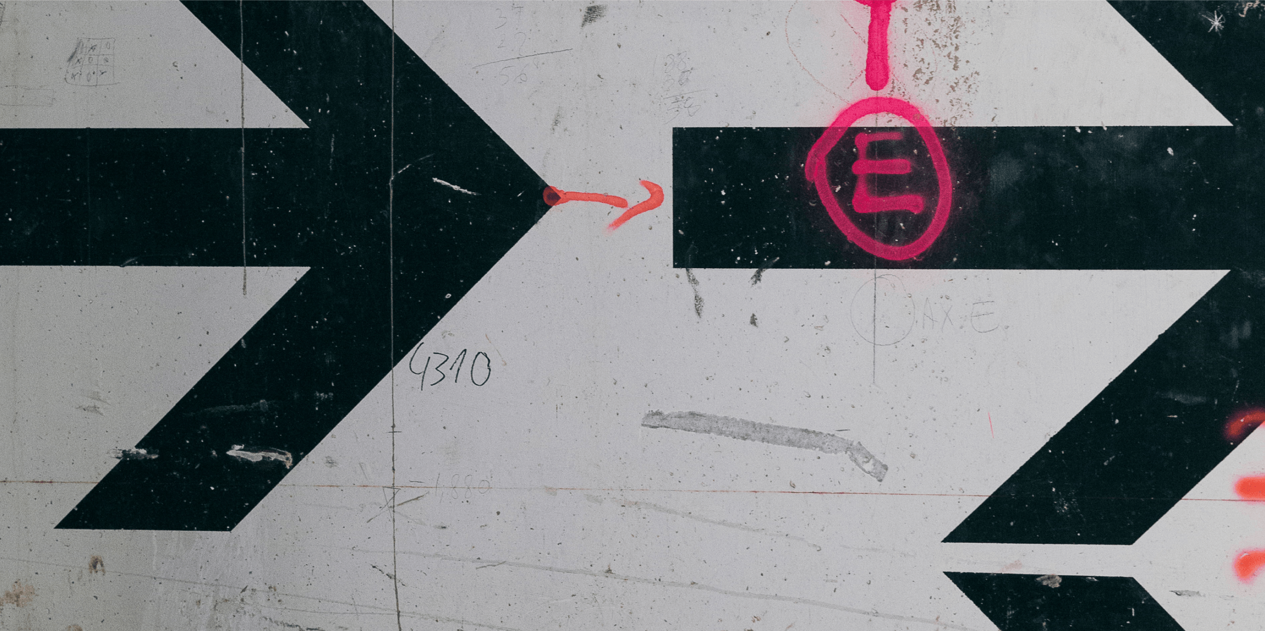 Eine Wand mit zwei schwarzen Pfeilen