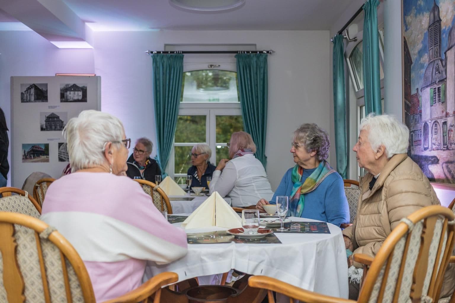 Menschen sitzen zusammen im Loebers Kulturcafé