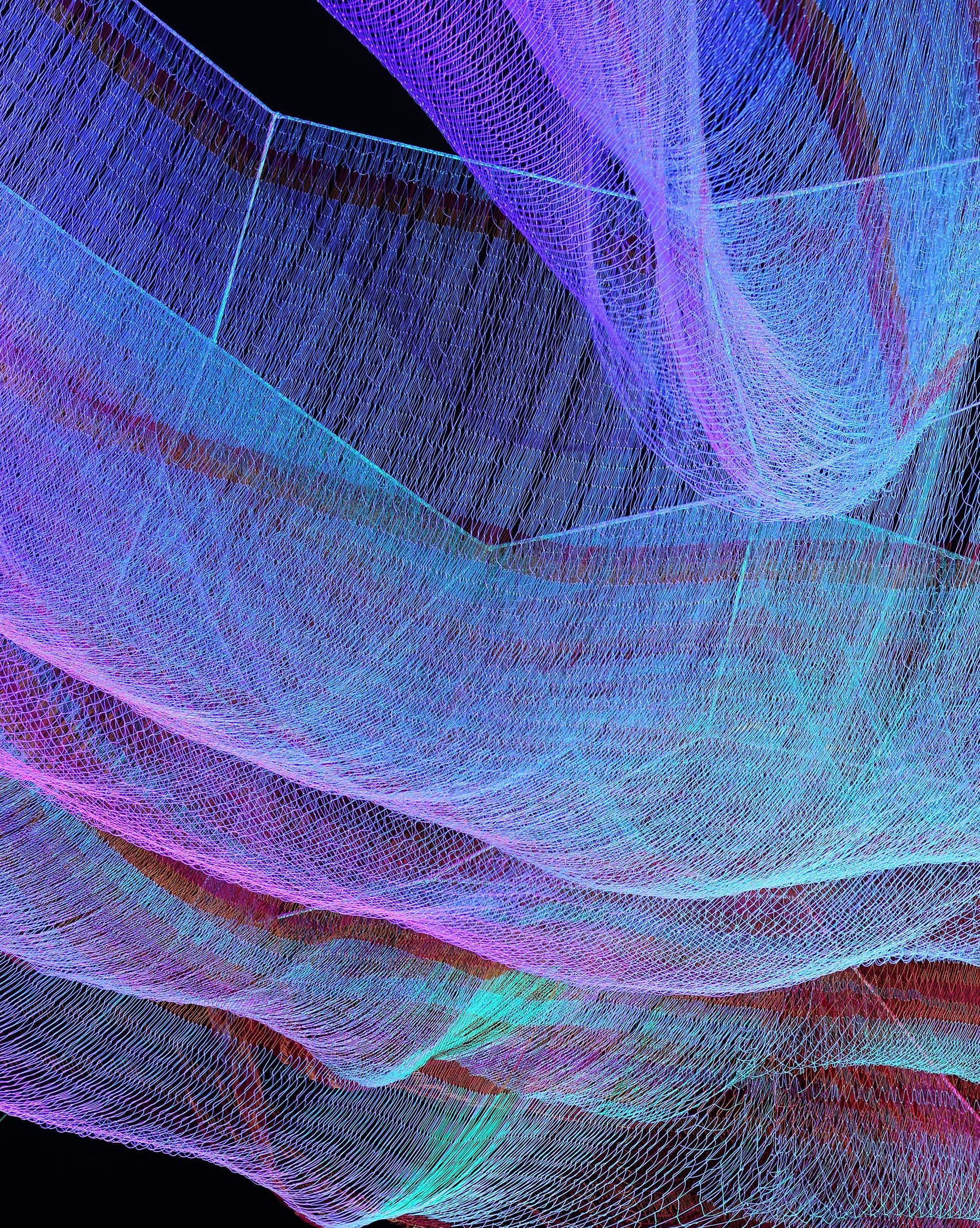 Die Kunstinstallation zeigt ein beleuchtetes schwebendes Netz