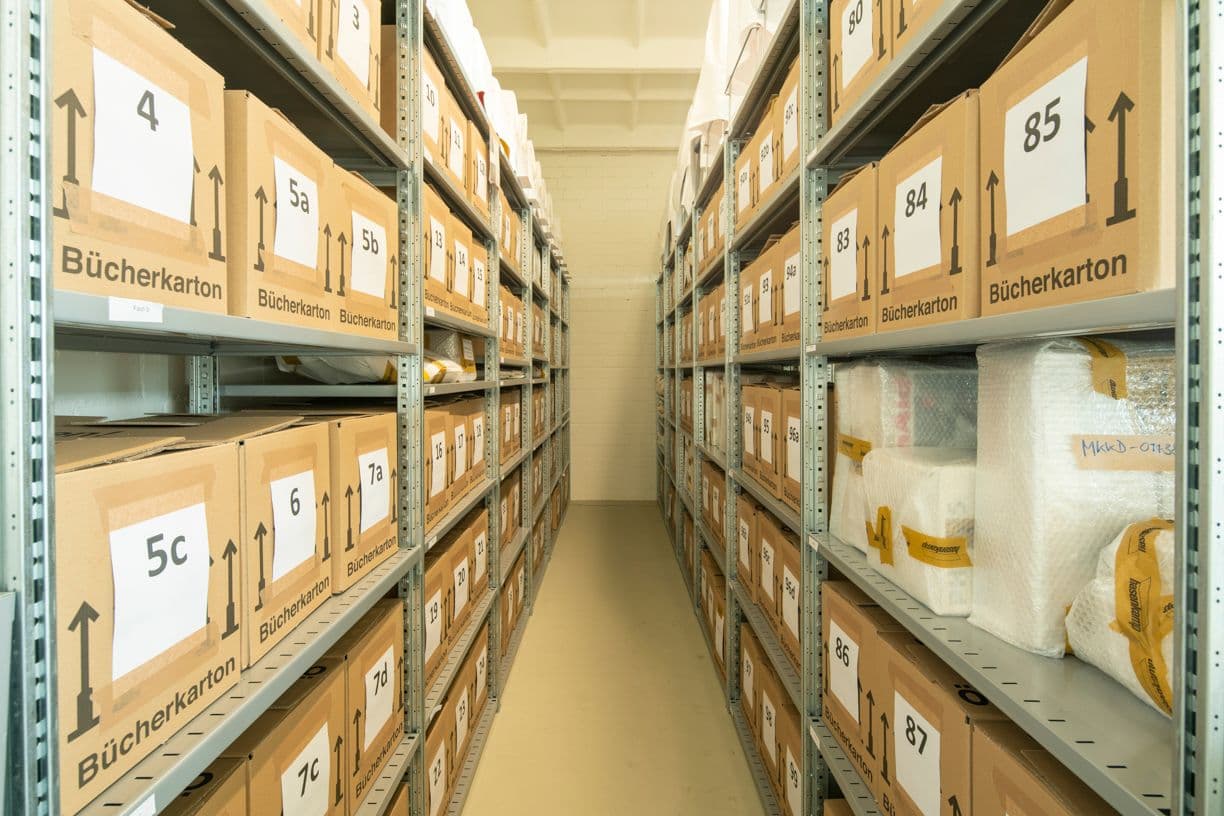 Regale voll mit Kisten