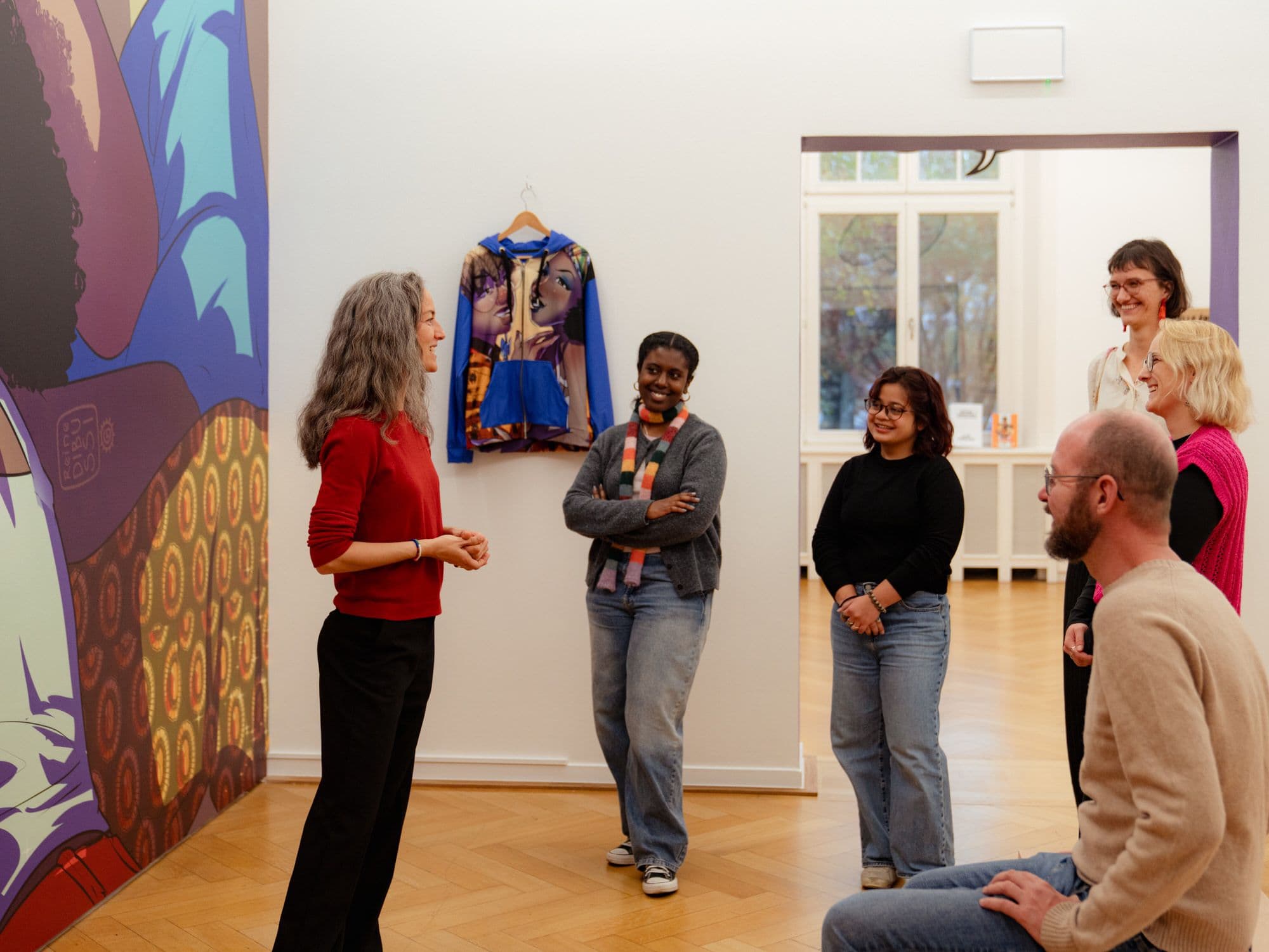 Eine Frau gibt eine Führung druch eine Ausstellung