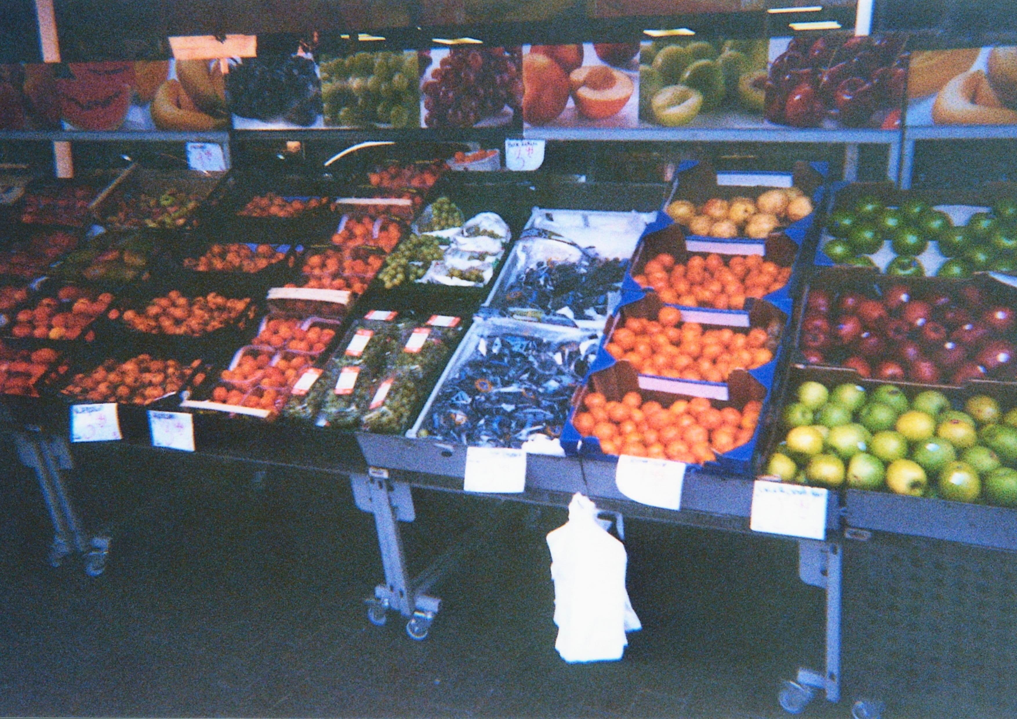 Blick auf eine Auslage mit verschiedenen Obstsorten