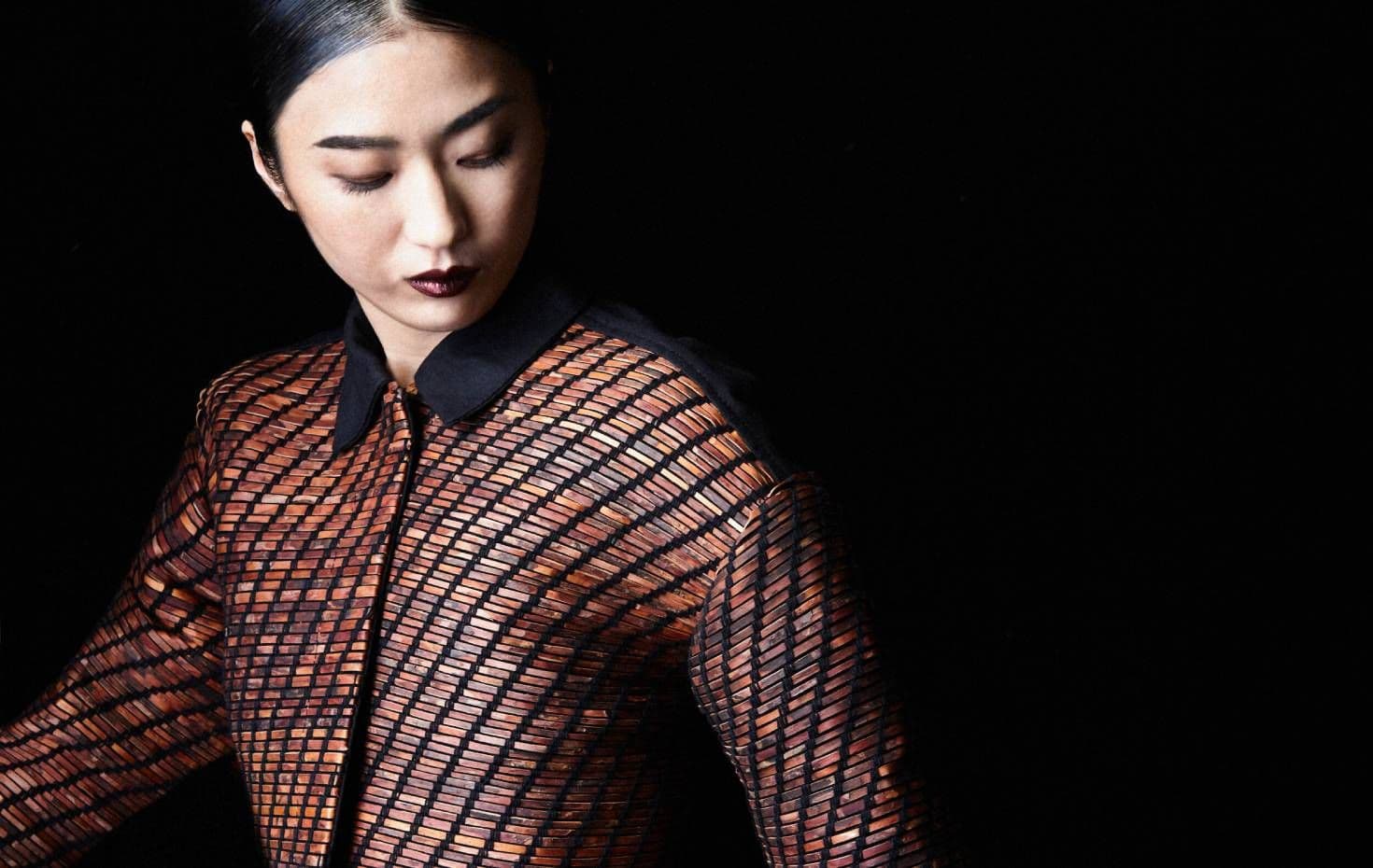 Eine Frau trägt ein modisches, braunes Kostüm