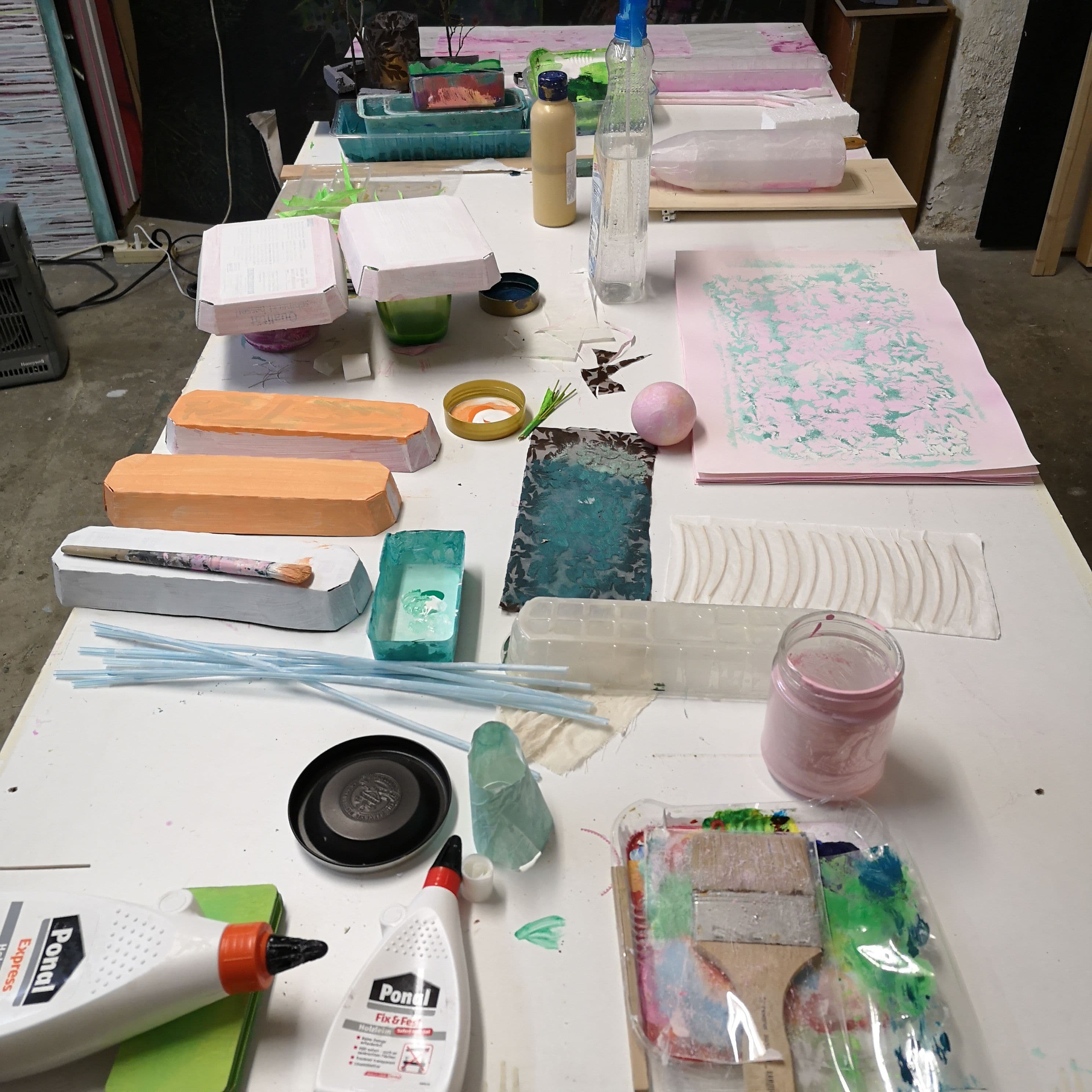 Tisch mit Bastelsachen drauf