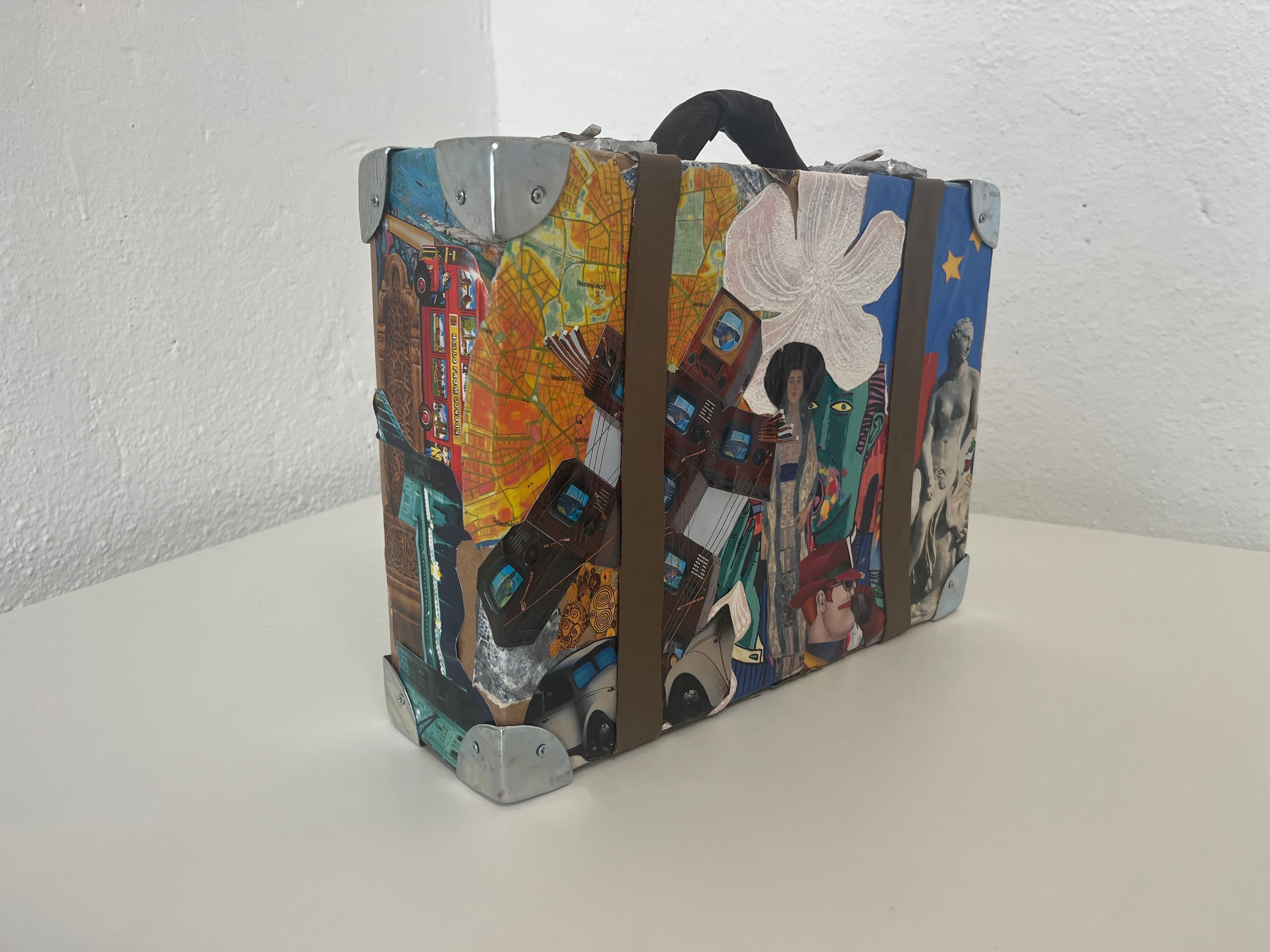 Ein bunt beklebter Koffer