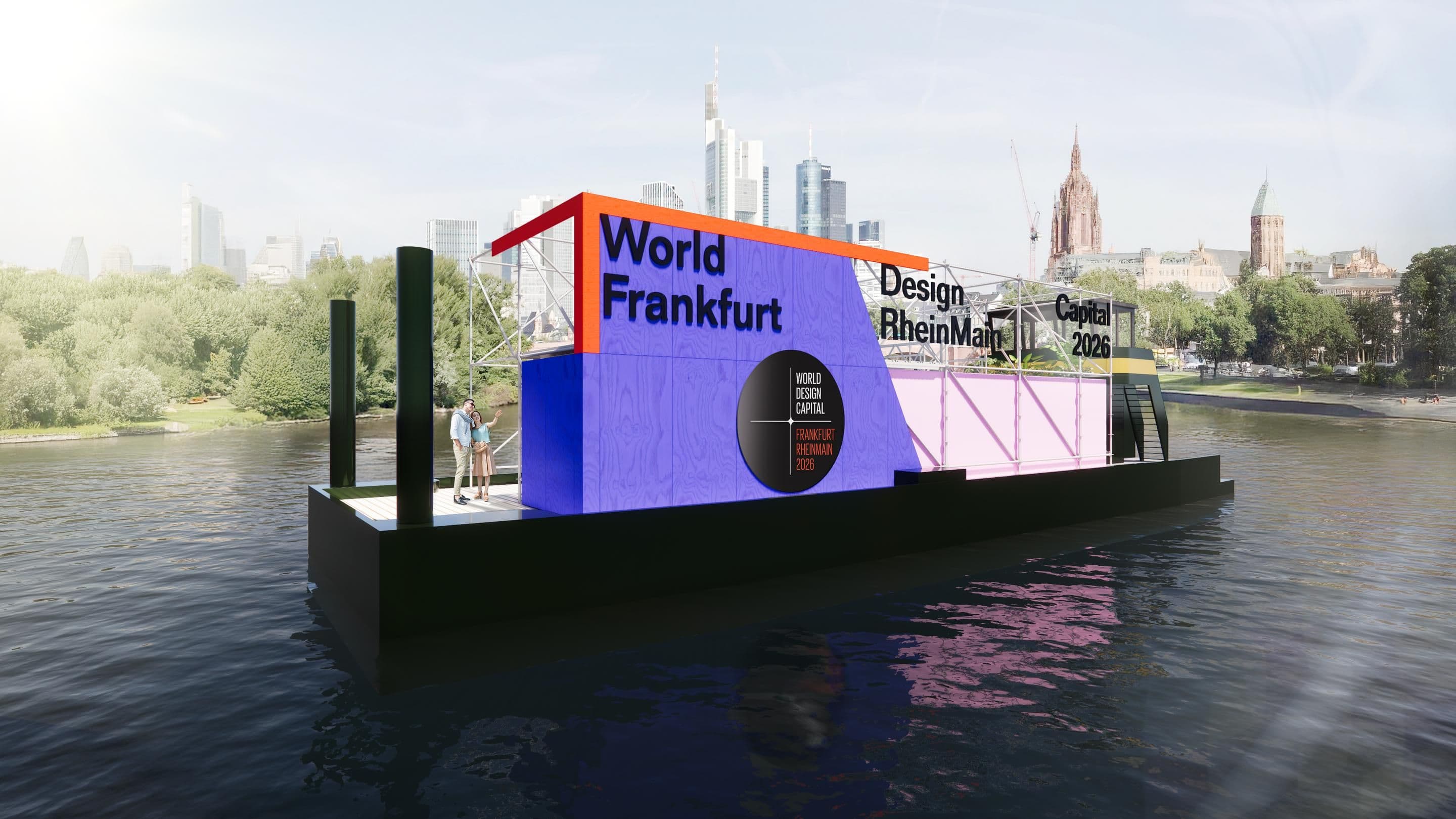 Ein Boot mit der Aufschrift World Design Capital Frankfurt RheinMain fährt vor der Skyline von Frankfurt über den Main.