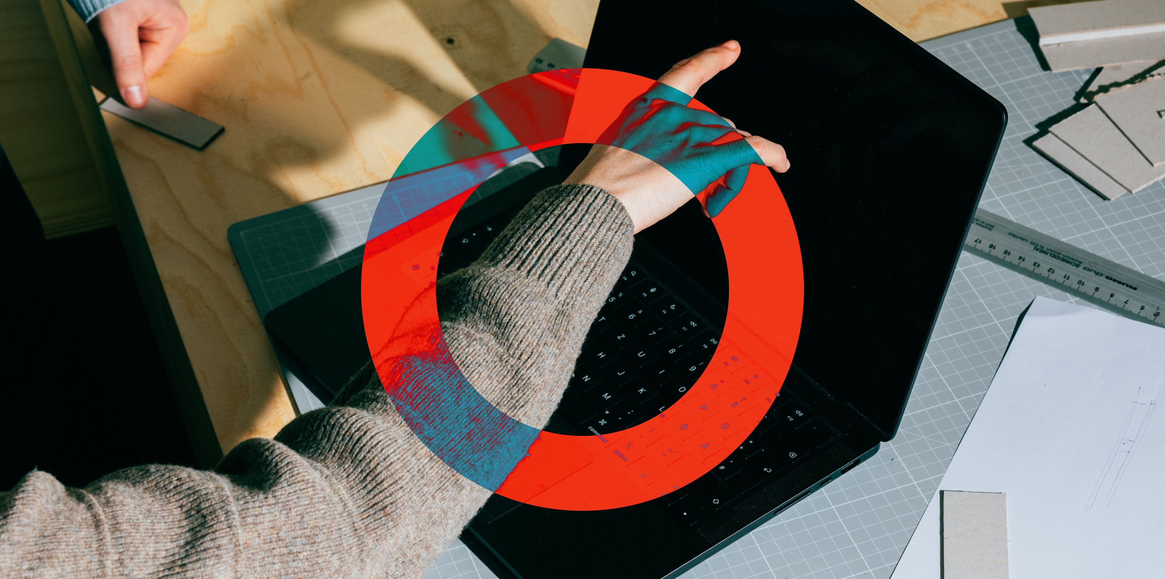 Eine Person zeigt auf einen Computer