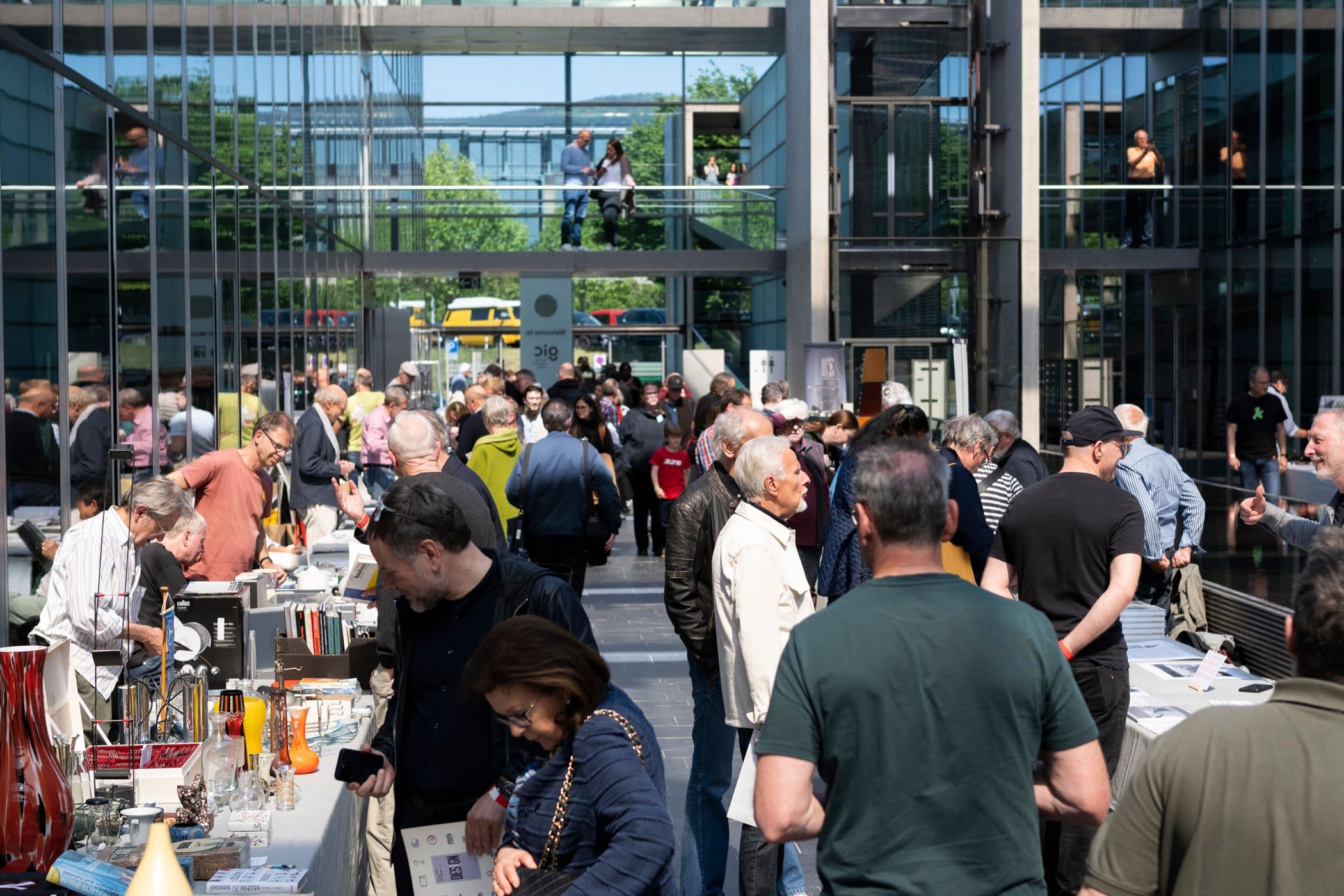 Menschen stehen vor verschiedenen Ständen