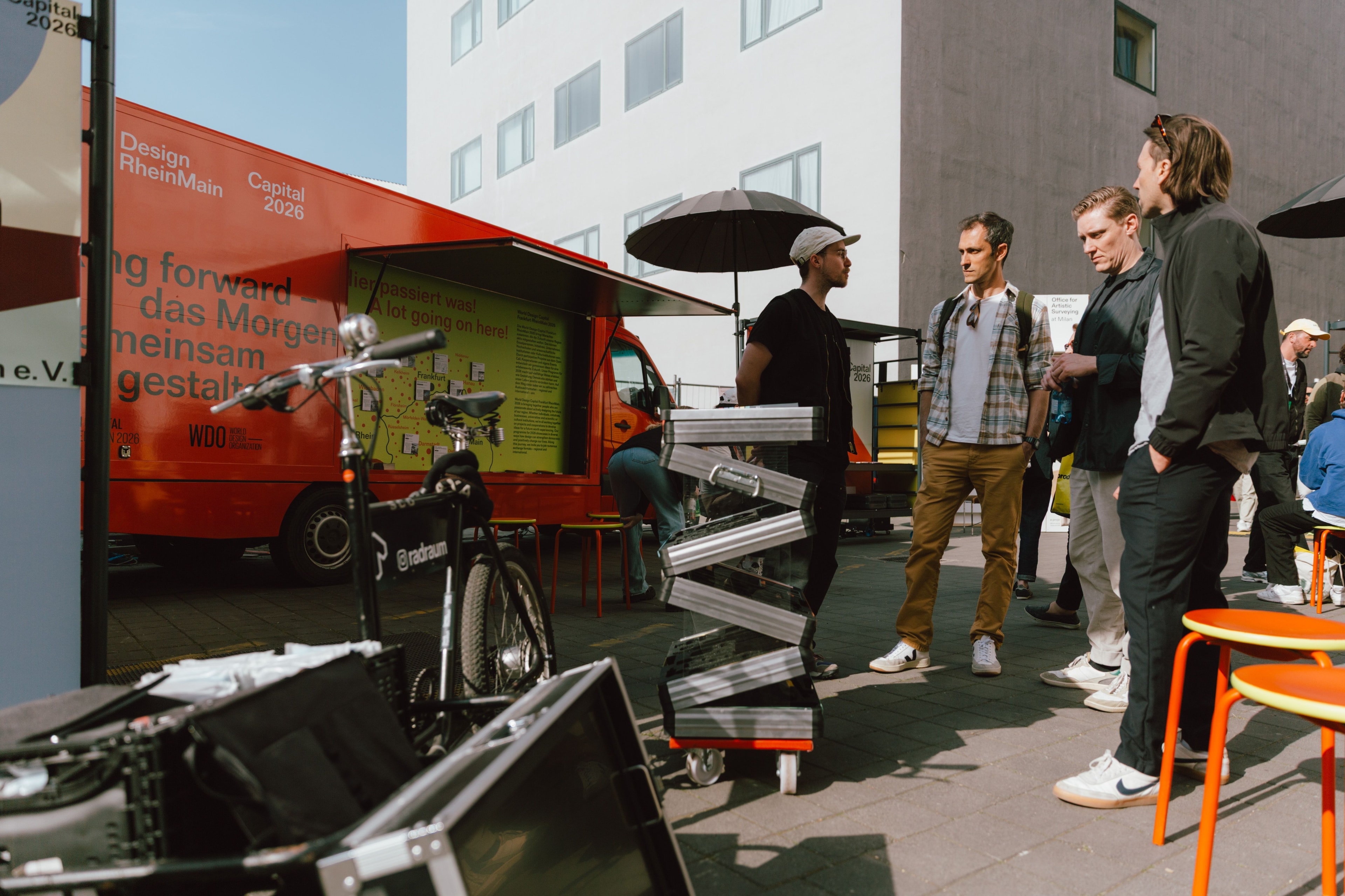 Foto mehrerer Personen und eines Fahrrads mit dem Aufdruck "radraum"