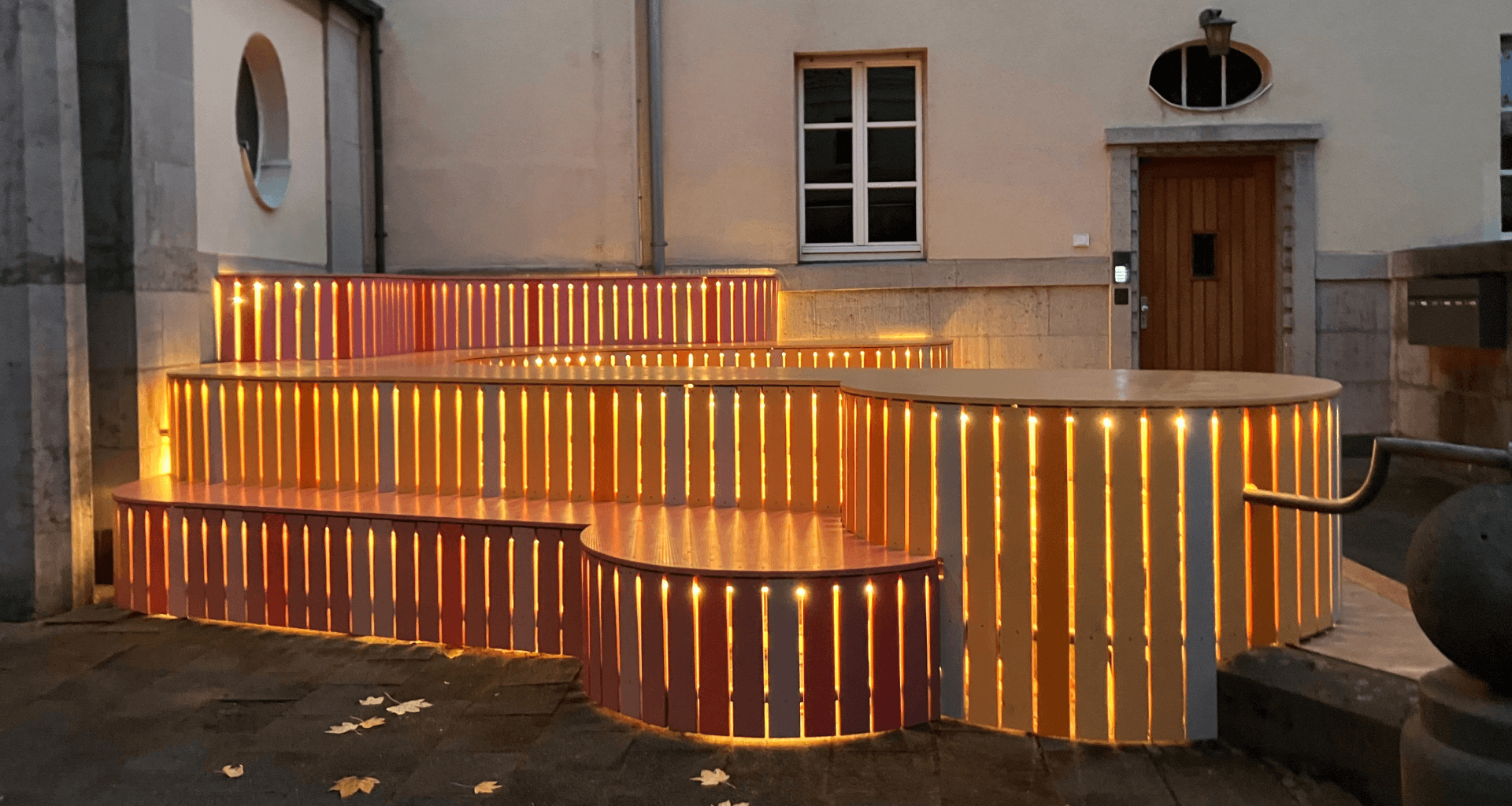 Ein erleuchtetes Podest aus Holz