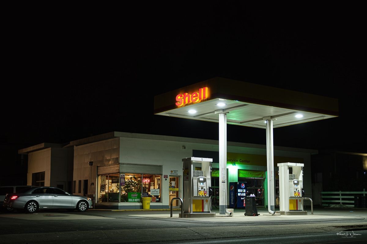 Tankstelle bei Nacht