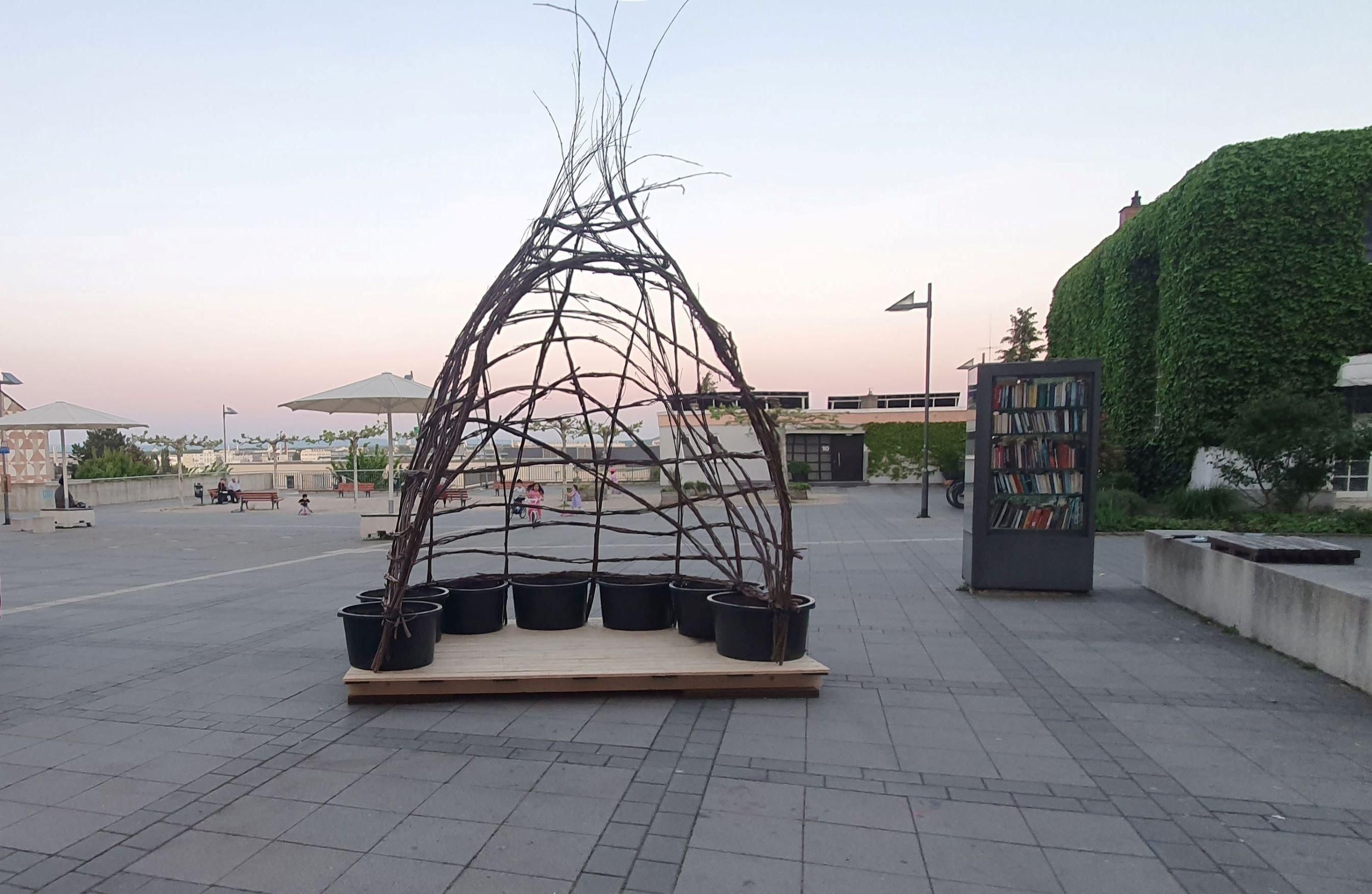 Eine aus Holz gebaute Bohnenlaube auf dem Atzelbergplatz.